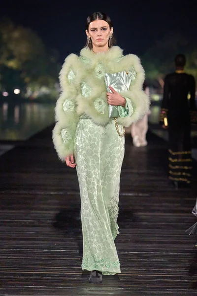 Look 60